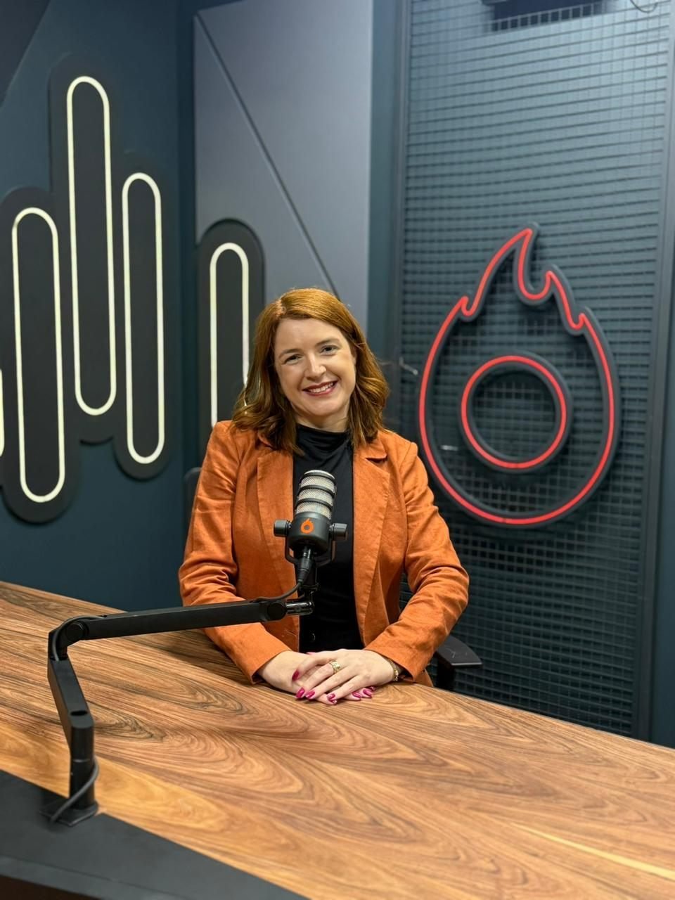 Silvia Miranda gravando podcast em estúdio