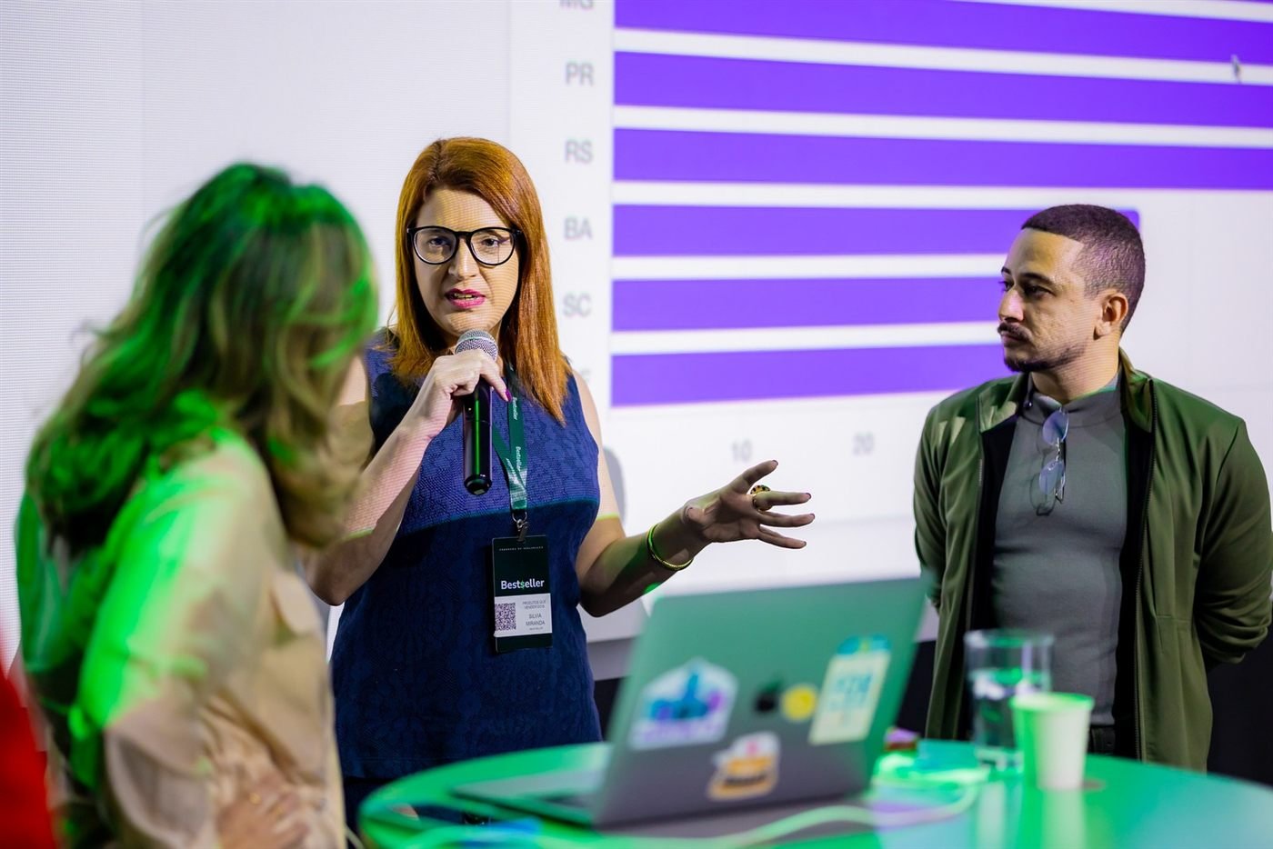 Silvia Miranda em painel de discussão em conferência de negócios