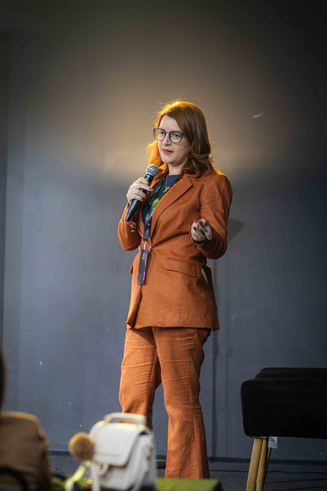 Silvia Miranda palestrando sobre estruturação comercial